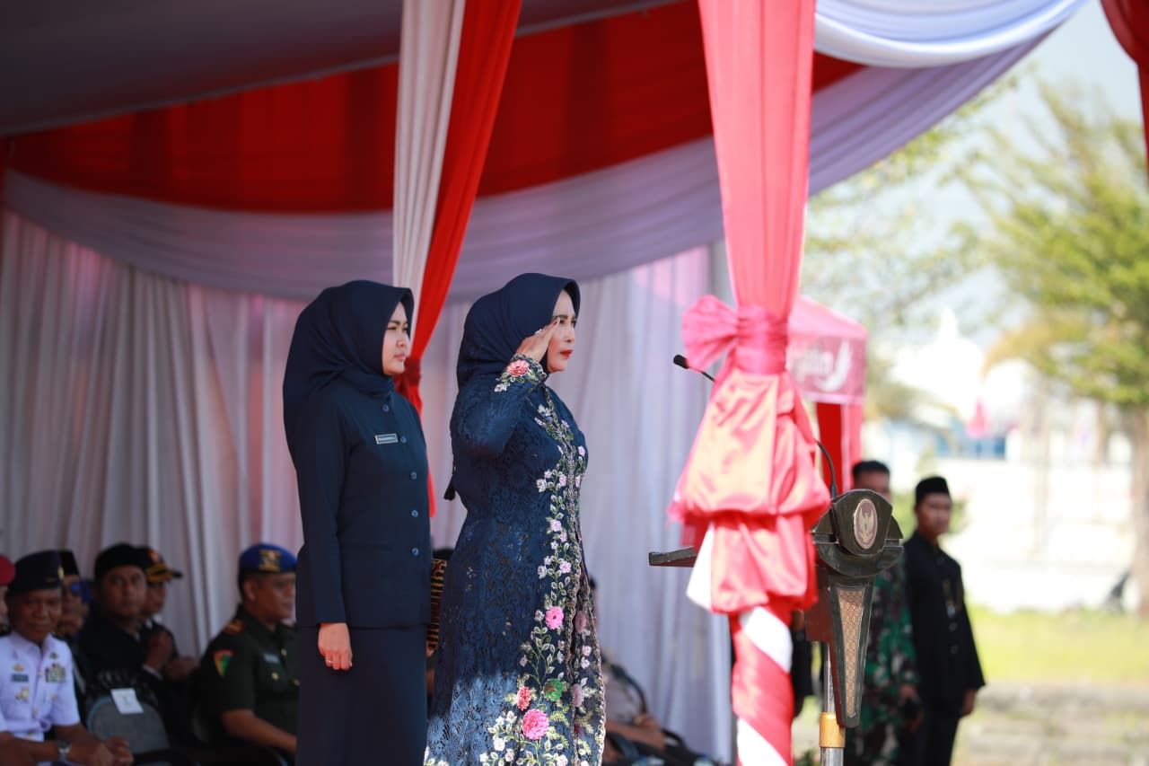 UPACARA - Wabup Sidoarjo Mimik Idayana menjadi inspektur upacara peringatan Hari Jadi ke 80 Provinsi Jatim mengajak seluruh masyarakat menjadikan tema Jatim Tangguh Terus Bertumbuh tidak hanya sebatas slogan di halaman MPP Sidoarjo, Minggu (12/10/2025).