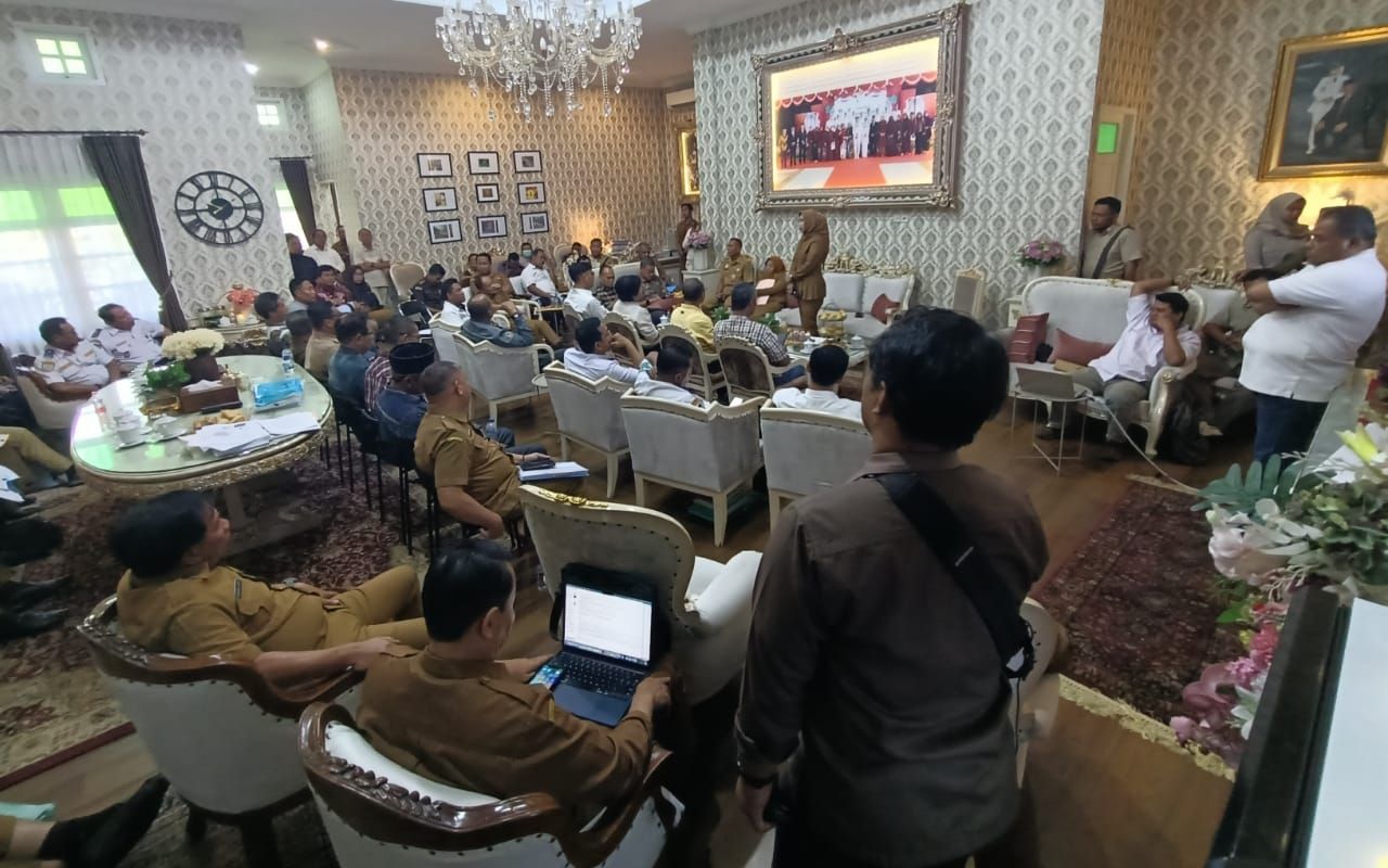 DIALOG - Wabup Sidoarjo Mimik Idayana memfasilitasi dialog antar dinas terkait, pengembang dan warga Perum Mutiara Regency dan Mutiara City soal rencana pembongkaran tembok penghubung antar perumahan yang dipisah TKD di Rumdin Wabup, Senin (13/10/2025).