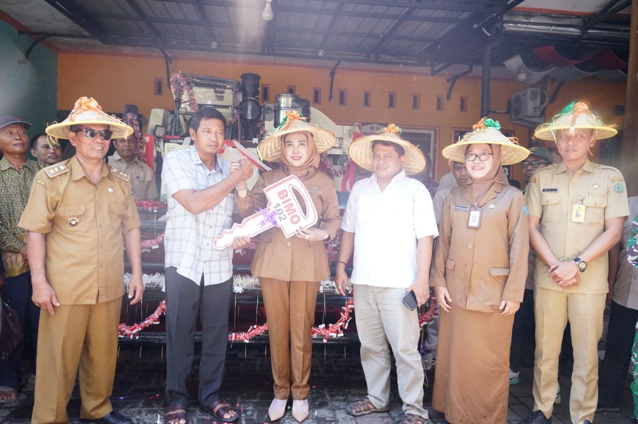 BANTUAN - Wabup Sidoarjo Mimik Idayana menyerahkan bantuan Alat Mesin Pertanian (Alsintan) satu unit Combine Harvester kepada Gapoktan di Desa/Kecamatan Sukodono didampingi Ketua DPD Tani Merdeka Indonesia Sidoarjo, Urip Prayitno, Senin (13/10/2025).