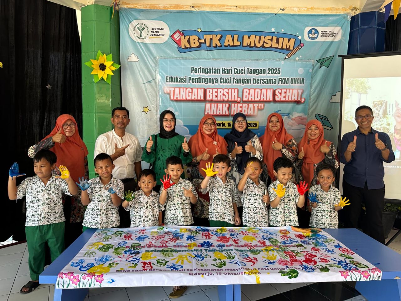 CUCI TANGAN - Memperingati Hari Cuci Tangan Sedunia, KB TK Al Muslim menggelar edukasi menanamkan kebiasaan hidup bersih dan sehat sejak usia dini mencuci tangan bersama FKM Unair Surabaya dan Dinkes Pemkab Sidoarjo, Rabu (15/10/2025).