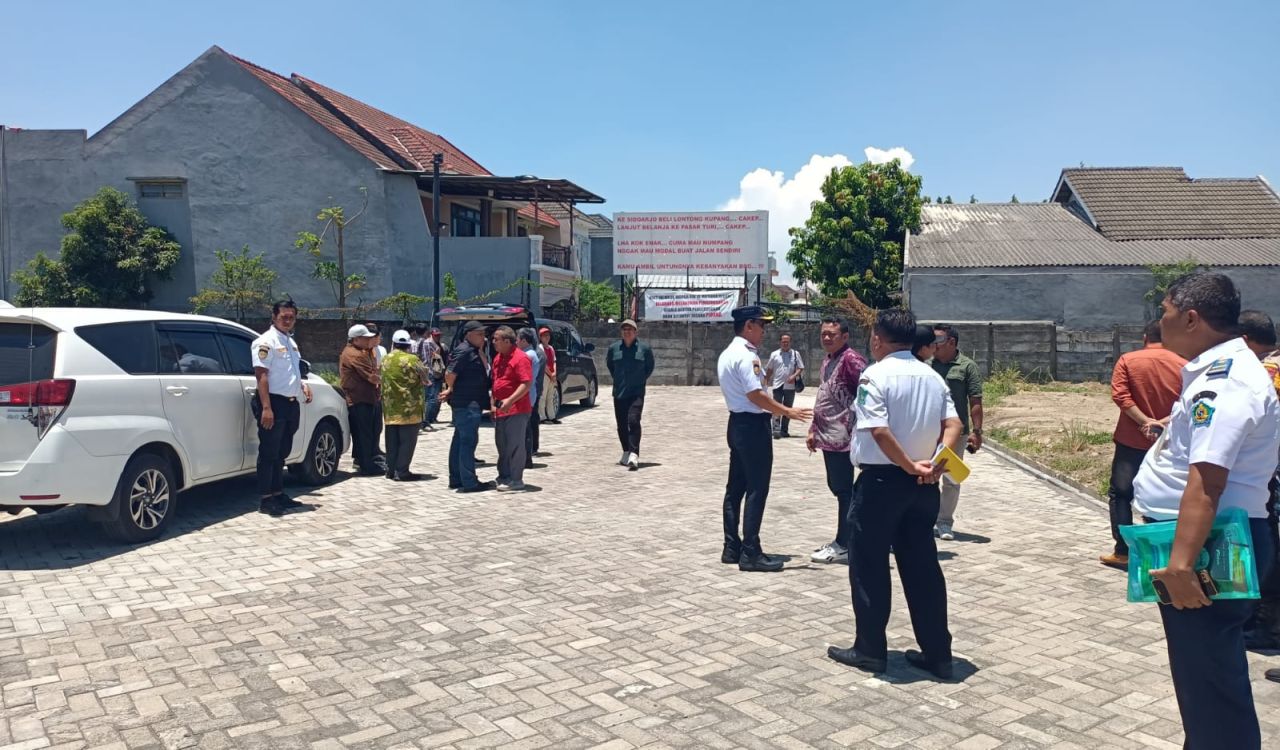 DIPANTAU KPK - Proses perizinan dan tukar guling yang dilakukan pengembang Perumahan Mutiara City yang sempat disidak Komisi A dan C DPRD Sidoarjo dipantau langsung tim penyidik Komisi Pemberantasan Korupsi (KPK) RI sejak kemarin.