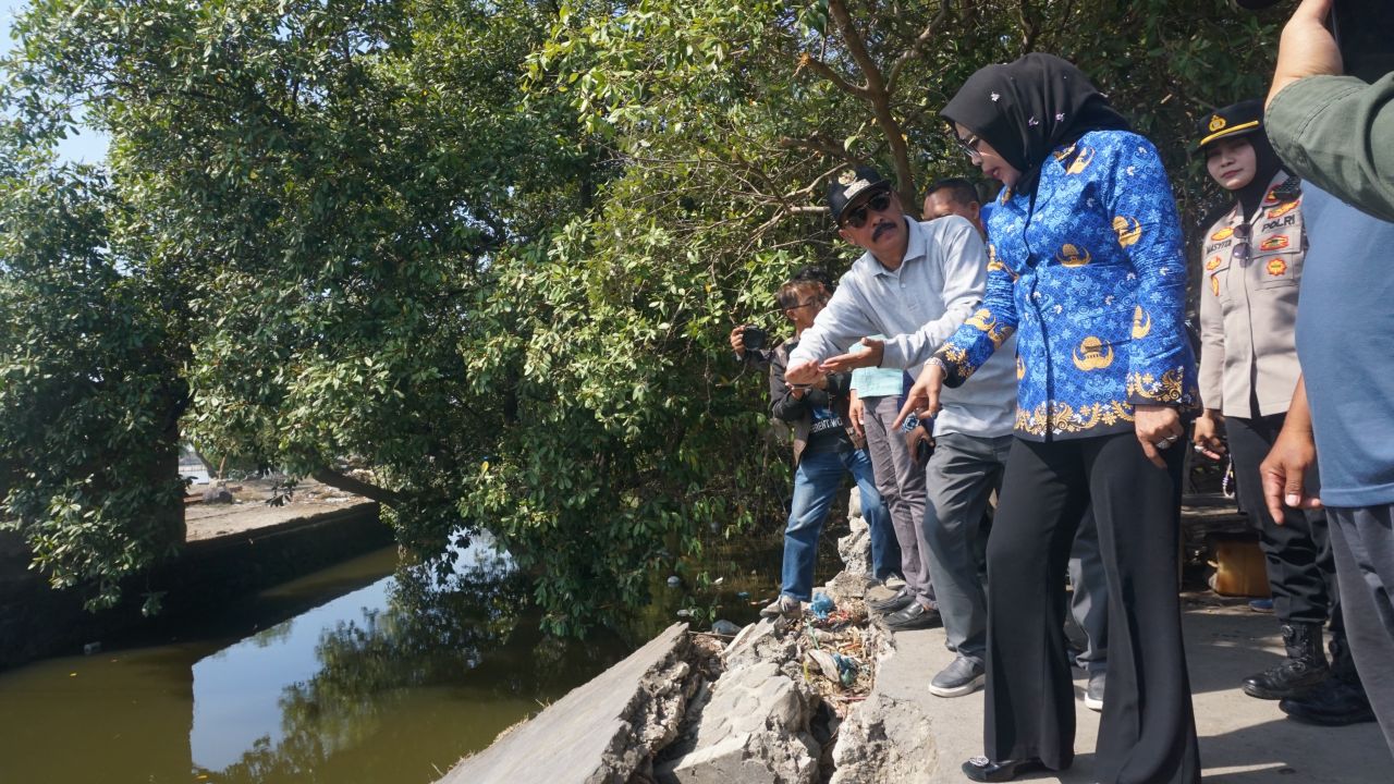 PUTUS - Wabup Sidoarjo Mimik Idayana melakukan sidak ke lokasi jembatan yang putus di Desa Tambak Cemandi, Kecamatan Sedati, Sidoarjo didampingi sejumlah Kepala OPD dan perangkat desa setempat, Jumat (17/10/2025).
