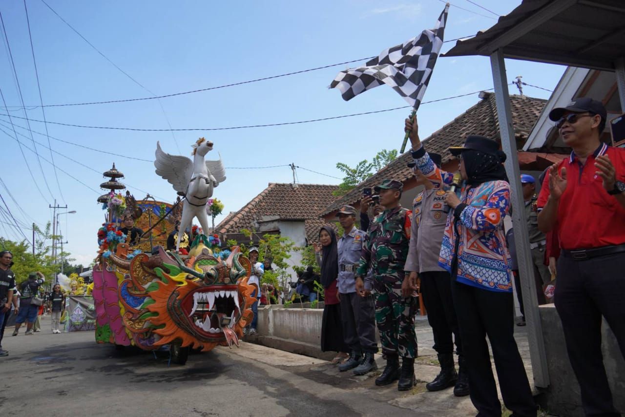 PAWAI BUDAYA - Wabup Sidoarjo Mimik Idayana memberangkatkan pawai budaya ribuan warga Desa Semambung, Kecamatan Jabon, Sidoarjo, Sabtu (18/10/2025).
