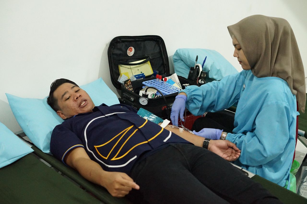 DONOR - Ketua DPD Partai NasDem Sidoarjo Muh Zakaria Dimas Pratama mengikuti kegiatan Donor Darah sam Cek Kesehatan Gratis Dalam rangka memperingati Hari Ulang Tahun ke 14 Partai NasDem, Minggu (19/10/2025).
