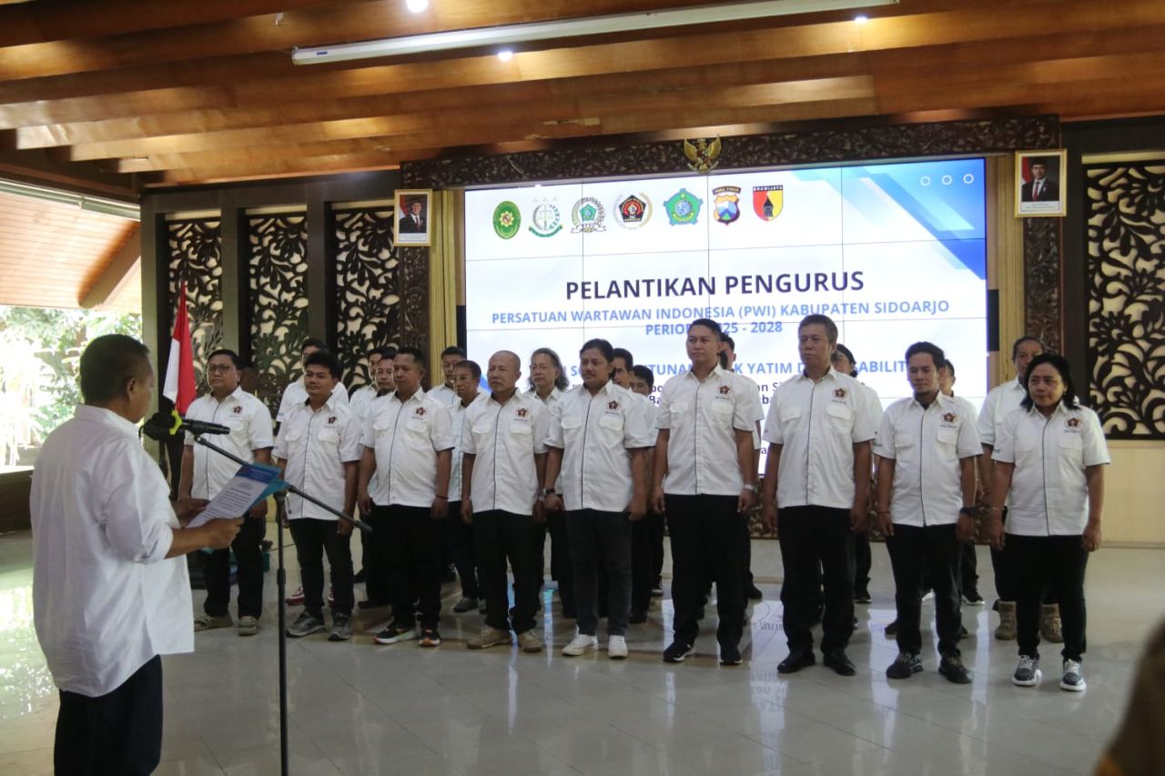 PELANTIKAN - Ketua PWI Jawa Timur H Lutfil Hakim melantik para pengurus PWI Sidoarjo periode 2025 - 2028 yang diselingi dengan acara pembagian santunan bagi yatim piatu dan penyandang disabilitas di Pendopo Delta Wibawa, Senin (20/10/2025).