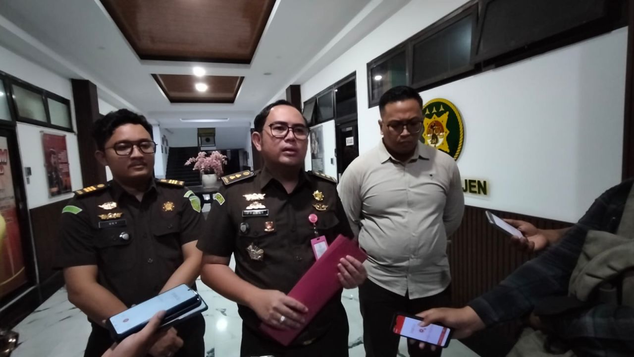 KETERANGAN - Kasi Pidsus Kejari Sidoarjo Jhon Franky Yanafia Ariandi didampingi dua staf Pidsus Kejari Sidoarjo memberi keterangan pers soal tambahan lima tersangka kasus OTT jual beli jabatan perangkat desa di Kecamatan Tulangan.