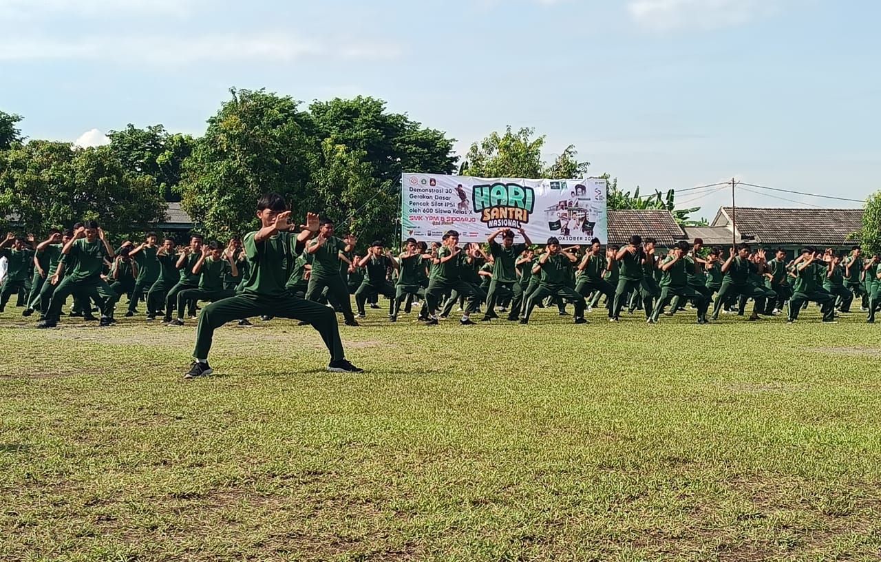 JURUS - 600 siswa kelas X SMK YPM 8 Sidoarjo menunjukkan 30 jurus dasar IPSI di sela Upacara Hari Santri Nasional di Lapangan Kompi Kavaleri 3 Sumput Sidoarjo dengan inspektur upacara Dr Afthoni dan Komandan Upacara Yasin (Banser), Rabu (22/10/2025).