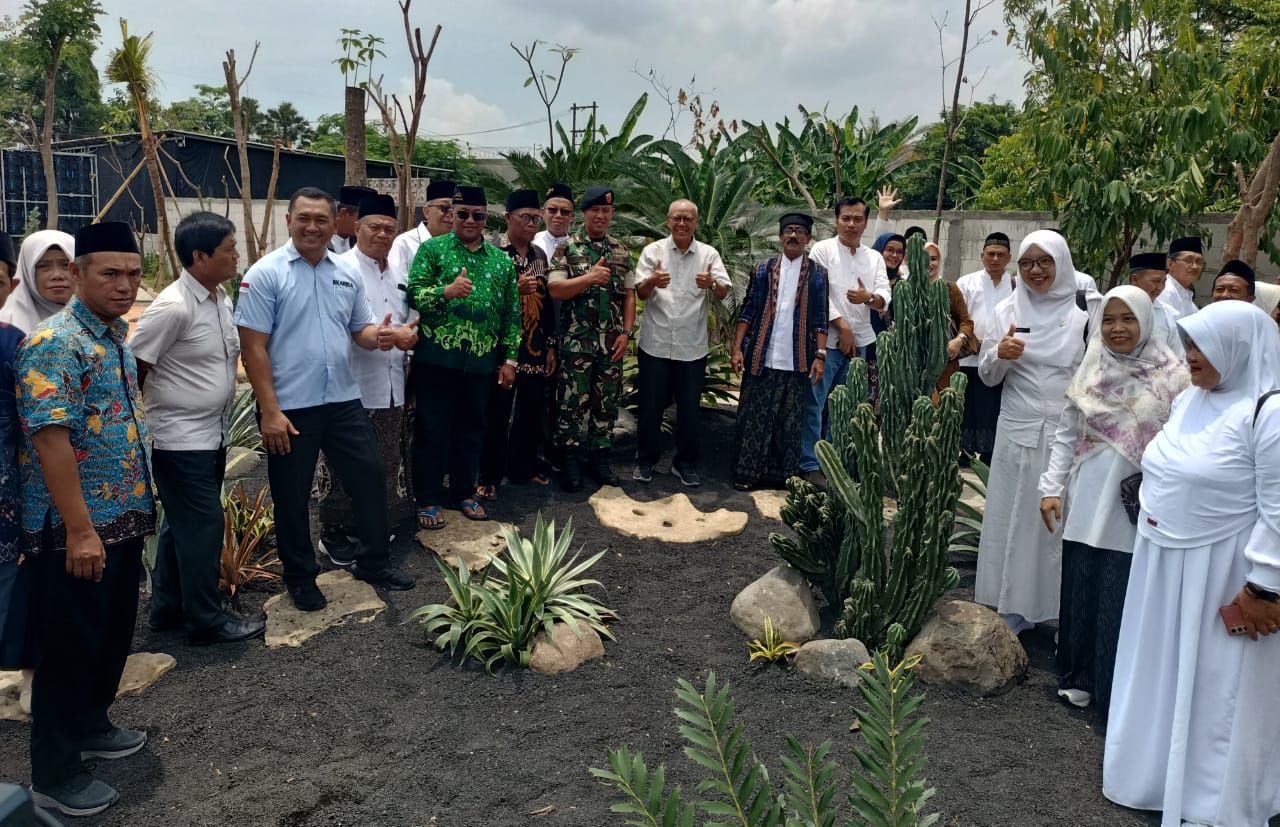 RESMIKAN - Ketua Yayasan Lembaga Pendidikan dan Sosial Maarif KH Ahmad Maki didampingi Kepala SMK YPM 8 Sidoarjo Dr Kisyanto membuka Grand Shof Opening SYS 8 Green Techno Park SMK YPM 8 Sidoarjo bersamaan Hari Santri Nasional, Rabu (22/10/2025).