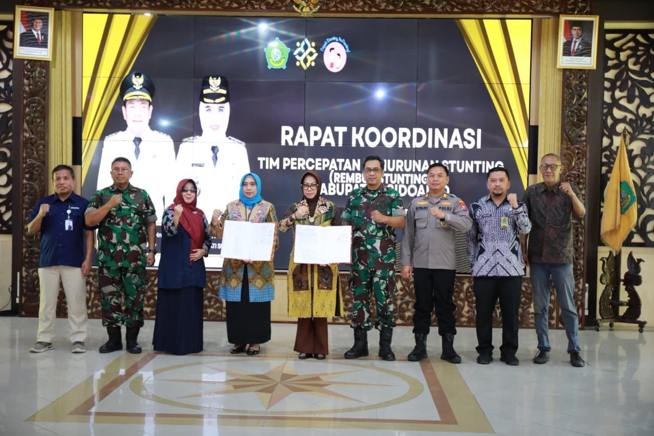 STUNTING - Sekda Sidoarjo Fenny Apridawati meminta Tim Percepatan Penurunan Stunting (TPPS) berkolaborasi, bersinergi dan berkomitmen menangani akar masalah stunting untuk percepatan penurunan stunting di Pendopo Delta Wibawa, Kamis (23/10/2025).