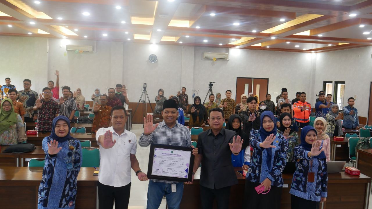 KOMPAK - Pimpinan Komisi A DPRD dan Kominfo Pemkab Sidoarjo kompak perangi judi online agar generasi penerus menjadi generasi digital yang berpikir positif dan konstruktif demi masa depan saat acara sosialisasi di BKD Pemkab Sidoarjo, Kamis (24/10/2025).