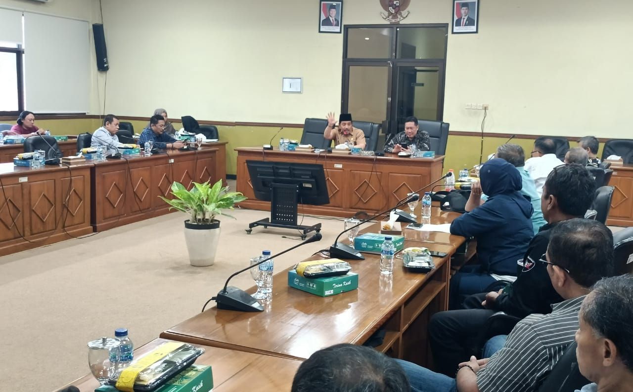 HEARING - Ketua Komisi D DPRD Sidoarjo M Dhamroni Chudlori dan Wakil Ketua Bangun Winarso serta beberapa anggota lainnya menampung aspirasi Cabor KONI Sidoarjo yang mengeluhkan kepemimpinan KONI Sidoarjo untuk segera Musorkablub, Selasa (28/10/2025).