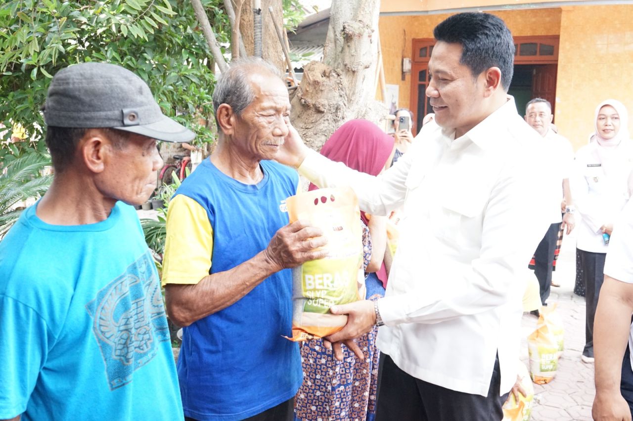 RTLH - Bupati Sidoarjo Subandi bersama Dinas Sosial (Dinsos) Pemkab Sidoarjo dan Badan Amil Zakat Nasional (Baznas) Sidoarjo menggelar inspeksi mendadak (sidak) ke sejumlah Rumah Tidak Layak Huni (RTLH) di Kecamatan Candi, Rabu (29/10/2025).