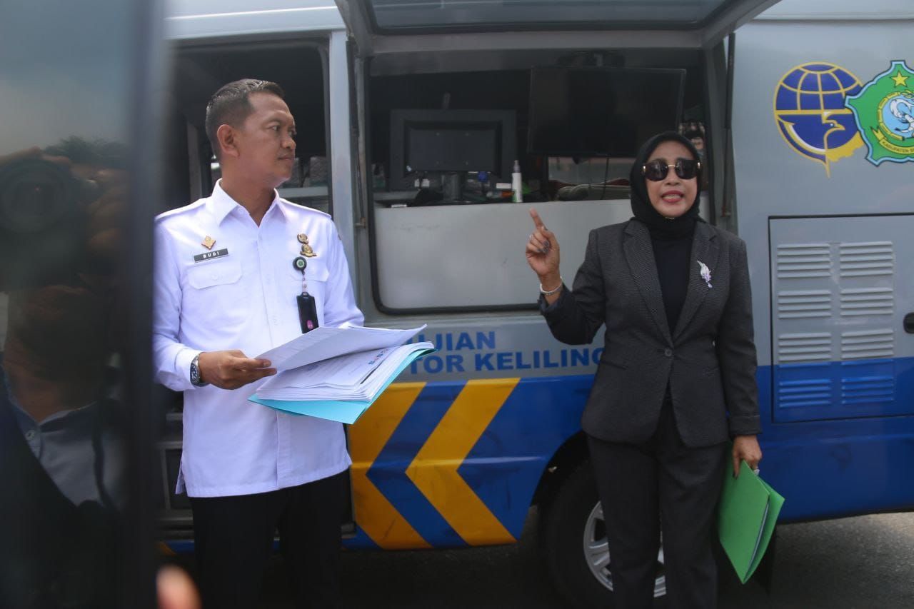 KIR KELILING - Wabup Sidoarjo Mimik Idayana melakukan Sidak pelayanan Uji KIR di Dinas Perhubungan (Dishub) Pemkab Sidoarjo dan mendorong pemanfaatan mobil Uji KIR Keliling untuk maksimalkan layanan, Rabu (29/10/2025).