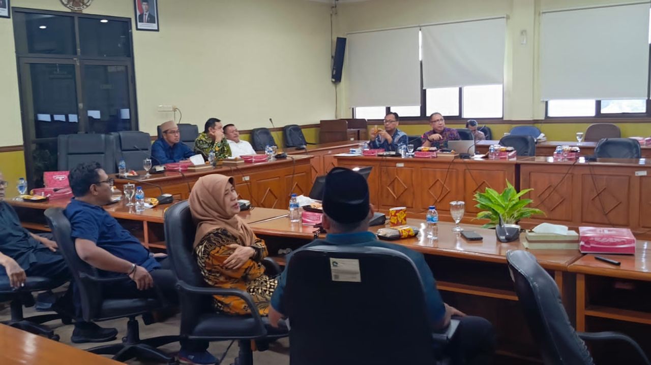 RAPAT - Ketua DPRD Sidoarjo Abdillah Nasih memimpin rapat bersama Komisi A, Komisi C dan tenaga ahli pemerintahan hukum dan tata ruang di ruang rapat untuk rekomendasi polemik jalan tembus Perumahan Mutiara Regency dan Mutiara City, Kamis (30/10/2025) sor