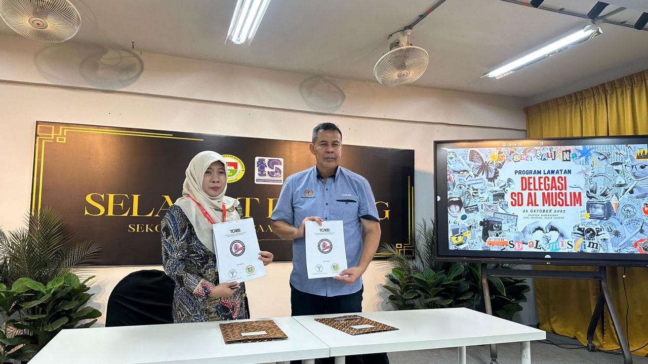 JOURNEY - sebanyak 20 siswa SD Al Muslim berkesempatan mengikuti kegiatan pembelajaran lintas negara di tiga sekolah mitra di Malaysia selama 5 hari 4 malam dalam program SD Al Muslim Leaders Journey kemarin.