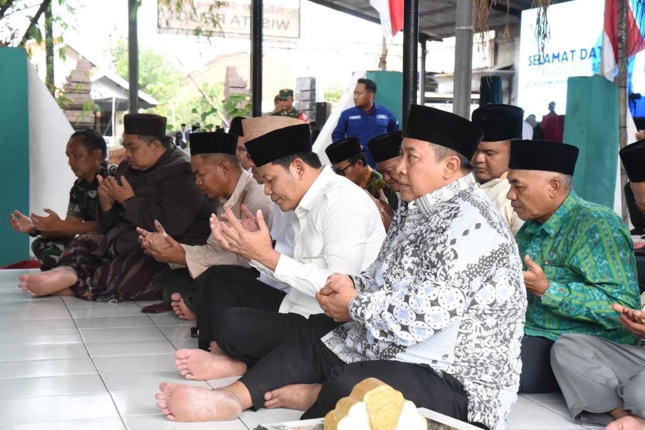 SIDAK - Wabup Sidoarjo Mimik Idayana bersama Badan Amil Zakat Nasional (Baznas) dan jajaran Forkopimka melakukan inspeksi mendadak (Sidak) ke rumah warga yang masuk kategori Rumah Tidak Layak Huni (RTLH) rusak diterjang angin kencang, Kamis (24/04/2025).