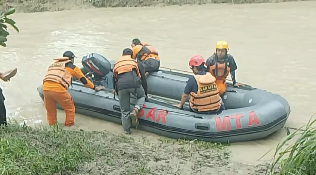 Pencarian, sejumlah relawan potensi SAR melakukan pencarian dengan menyisir dari hulu ke hilir sungai