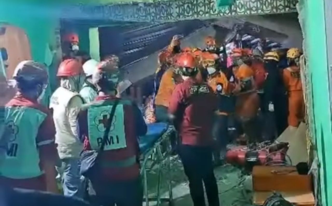 EVAKUASI - Tim Basarnas dibantu tim gabungan dan para relawan berhasil mengevakuasi beberapa korban dan terus berupaya mengevakuasi para santri yang sudah tertimbun bangunan Musala Putri Ponpes Al Khoziny Buduran, Sidoarjo beberapa hari, Rabu (01/10/2025)
