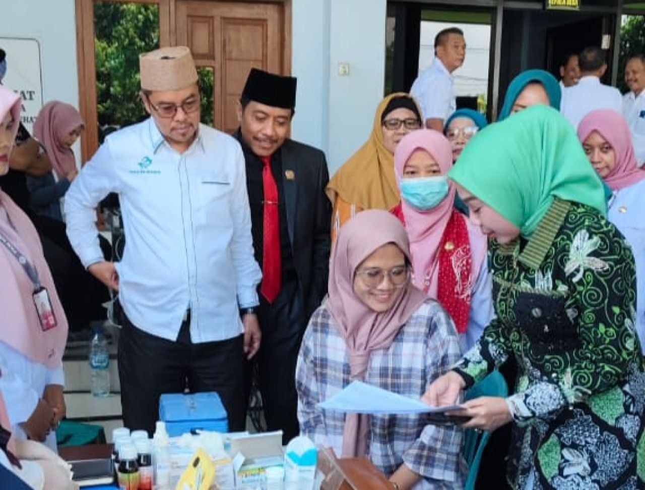 KUNJUNGI - Ketua TP PKK dan Ketua TP Posyandu Sidoarjo dr Sriatun Subandi didampingi Ketua DPRD Sidoarjo Abdillah Nasih dan Ketua Komisi D M Dhamroni Chudlori mengecek layanan Posyandu di Balai Desa/Kecamatan Krembung, Sidoarjo, Rabu (01/10/2025).