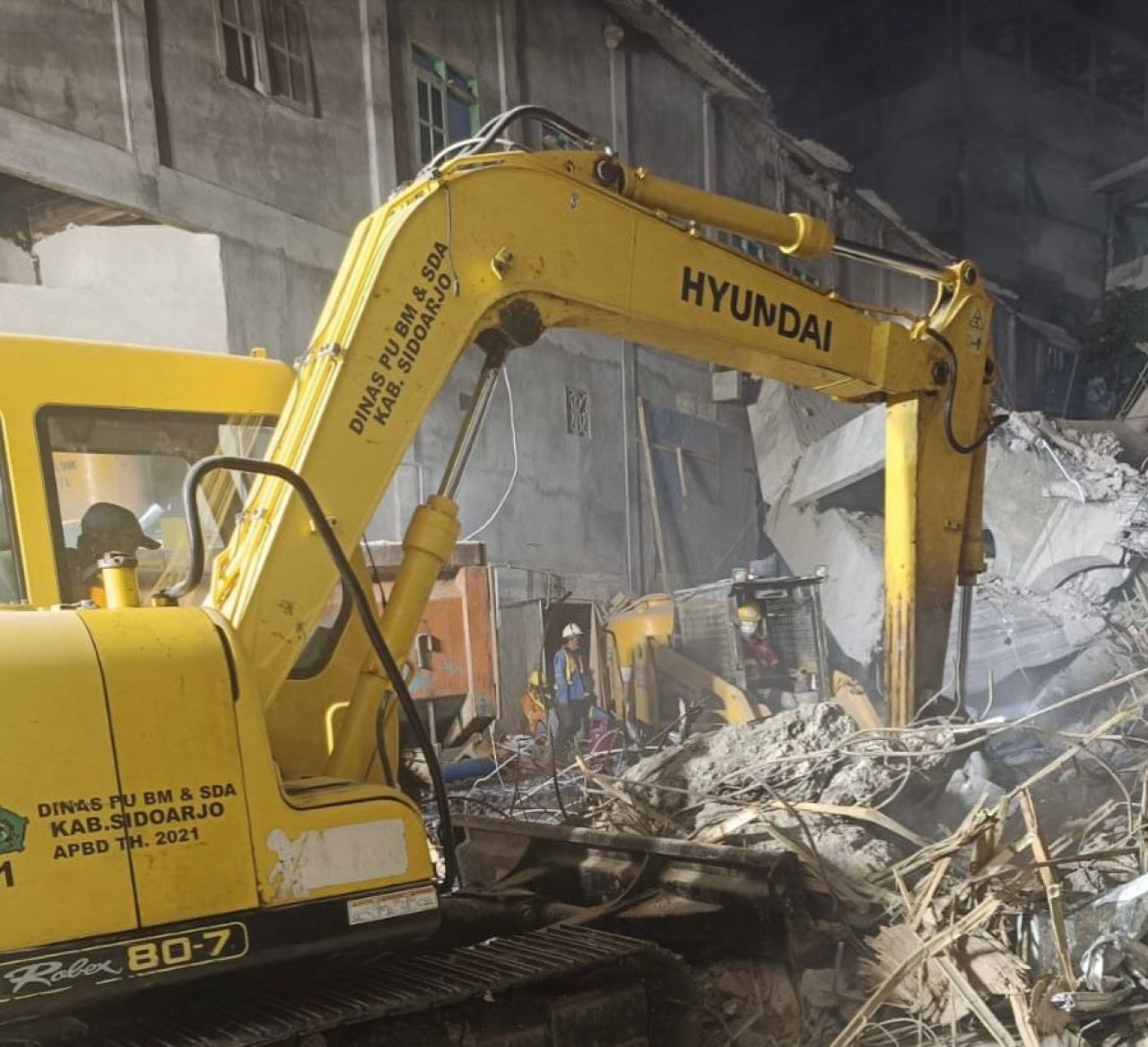ALAT BERAT - BPC HIPMI Sidoarjo menyalurkan bantuan berupa alat berat untuk mendukung percepatan proses evakuasi korban ambruknya bangunan Musala Putra Pondok Pesantren (Ponpes) Al Khoziny Buduran, Sidoarjo, Sabtu (04/10/2025).