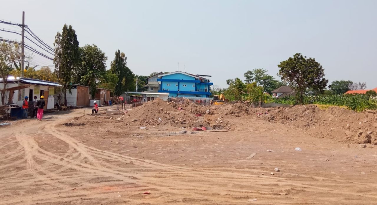 LAMBAN - Kondisi lapangan proyek pembangunan RSUD Sedati senilai Rp 51,7 miliar hanya berupa urukan tanah dan galian tiang pancang atau pekerjaannya belum sampai 20 persen, Rabu (08/10/2025).