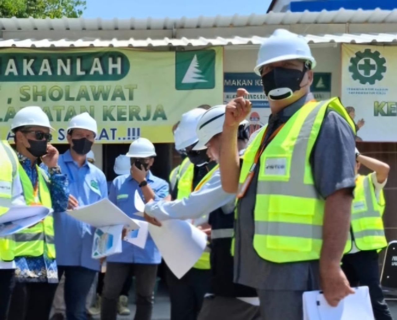 SIDAK - Pimpinan dan anggota Komisi C dan Komisi D DPRD Sidoarjo menggelar sidak pembangunan RSUD Sedati yang progres pekerjaannya terlambat tiga bulan hanya menyelesaikan 3 persen pekerjaan mulai Juli - Oktober, Kamis (09/10/2025).