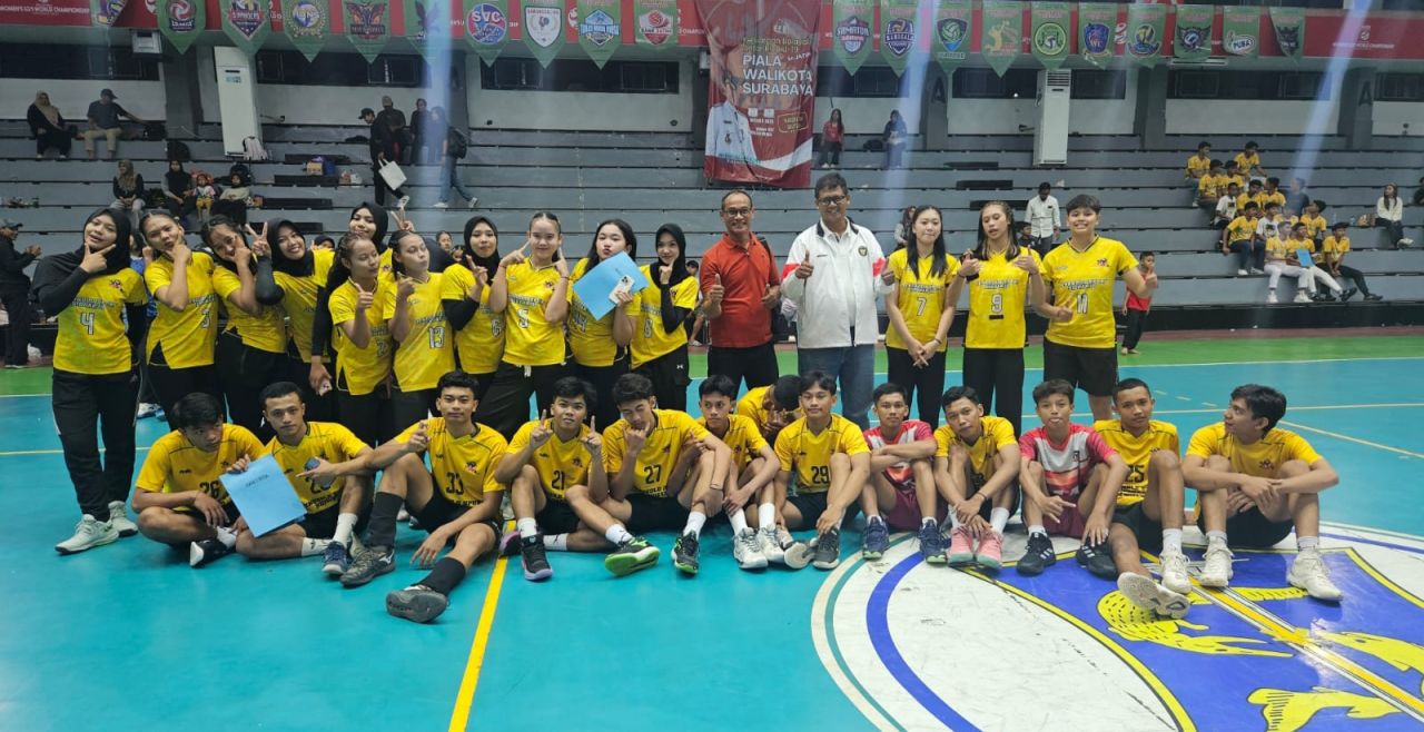 JUARA - Klub Bola Voli Sidoarjo tampil mendominasi dalam ajang Kejuaraan Bola Voli Antar Klub U 19 Piala Walikota Surabaya 2025 dengan hasil tiga klub bola voli Sidoarjo sukses merebut juara di acara yang ditutup, Rabu (09/10/2025) kemarin.