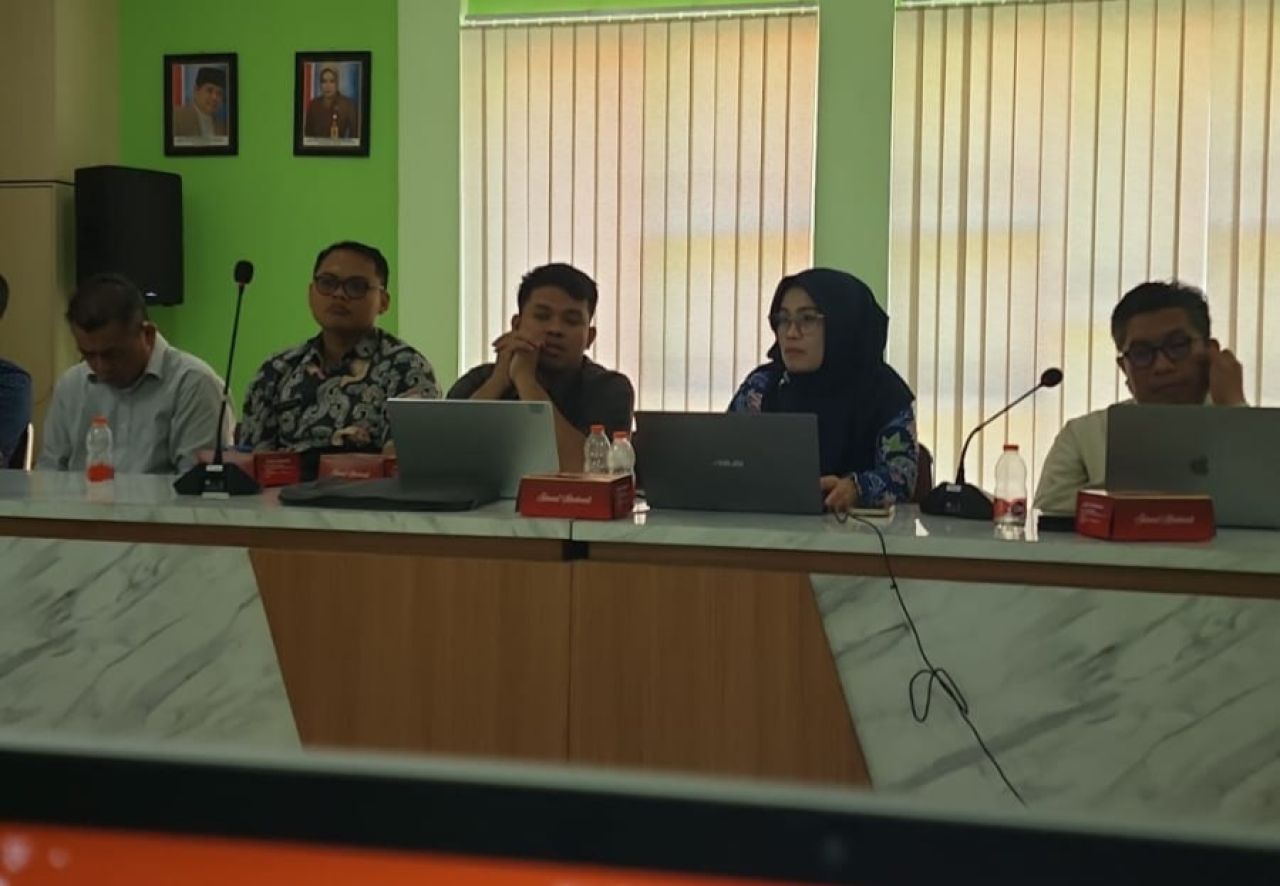 RAPAT - Dinkes Pemkab Sidoarjo bersama sejumlah pejabat lain dan rekanan pelaksana serta pengawas proyek RSUD Sedati menggelar rapat koordinasi soal perkembangan dan target pekerjaan yang lambat, Kamis (16/10/2025).