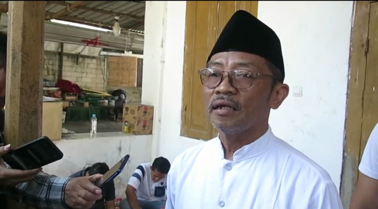 KETERANGAN PERS - Ketua IS Aluny Ponpes Al Khoziny Buduran, Sidoarjo KH M Zainal Abidin saat memberikan keterangan pers soal perkembangan rencana pembangunan ulang bangunan Ponpes, Jumat (17/10/2025).