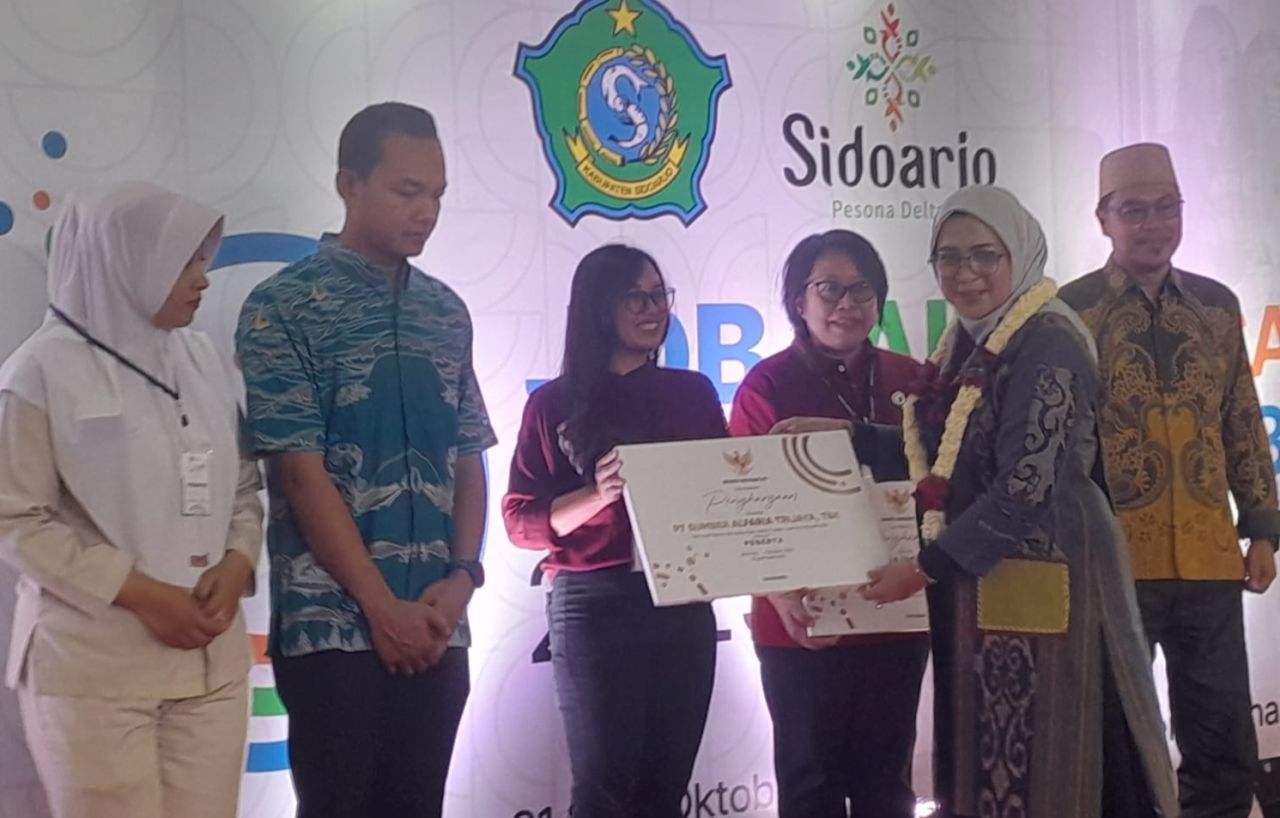 JOB FAIR - Kepala Disnaker Pemkab Sidoarjo Ainun Amalia didampingi Ketua DPRD Sidoarjo H Abdillah Nasih membuka Job Fair Inklusif Hybrid di Gedung Serbaguna GOR Sidoarjo yang menyediakan 108 lowongan bagi penyandang disabilitas pekan kemarin.