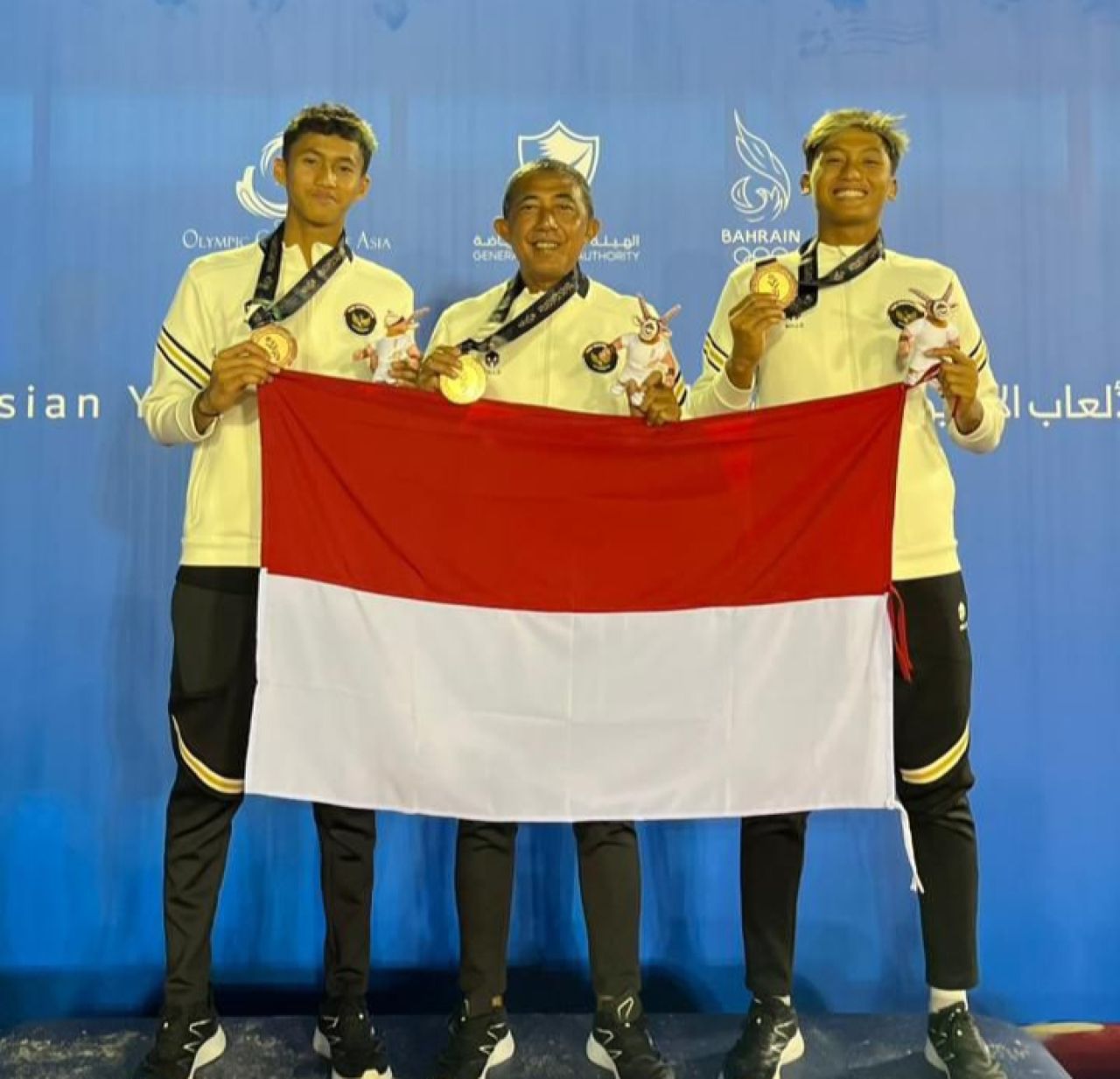 MEDALI - Timnas Bola Voli Pantai putra menyabet medali perunggu di ajang Asian Youth Games 3rd 2025 di Bahrain dengan atlet asal Sidoarjo Jatim Hafiyan Azam Nurudin berpasangan Fairuz Bayhaqly asal Kabupaten Aceh Utara meraih Medali Perunggu, Senin (27/10