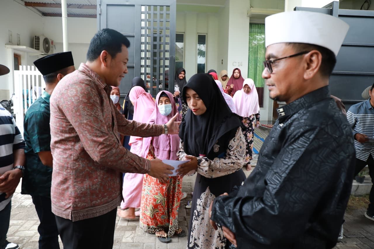 SANTUNAN - Bupati Sidoarjo Subandi menyerahkan santunan Rp 10 juta ke para korban tragedi ambruknya bangunan Musala Putra Pondok Pesantren (Ponpes) Al Khoziny Buduran, asal Kabupaten Sidoarjo didampingi BAZNAS, Dinsos dan pejabat lain, Sabtu (01/11/2025).