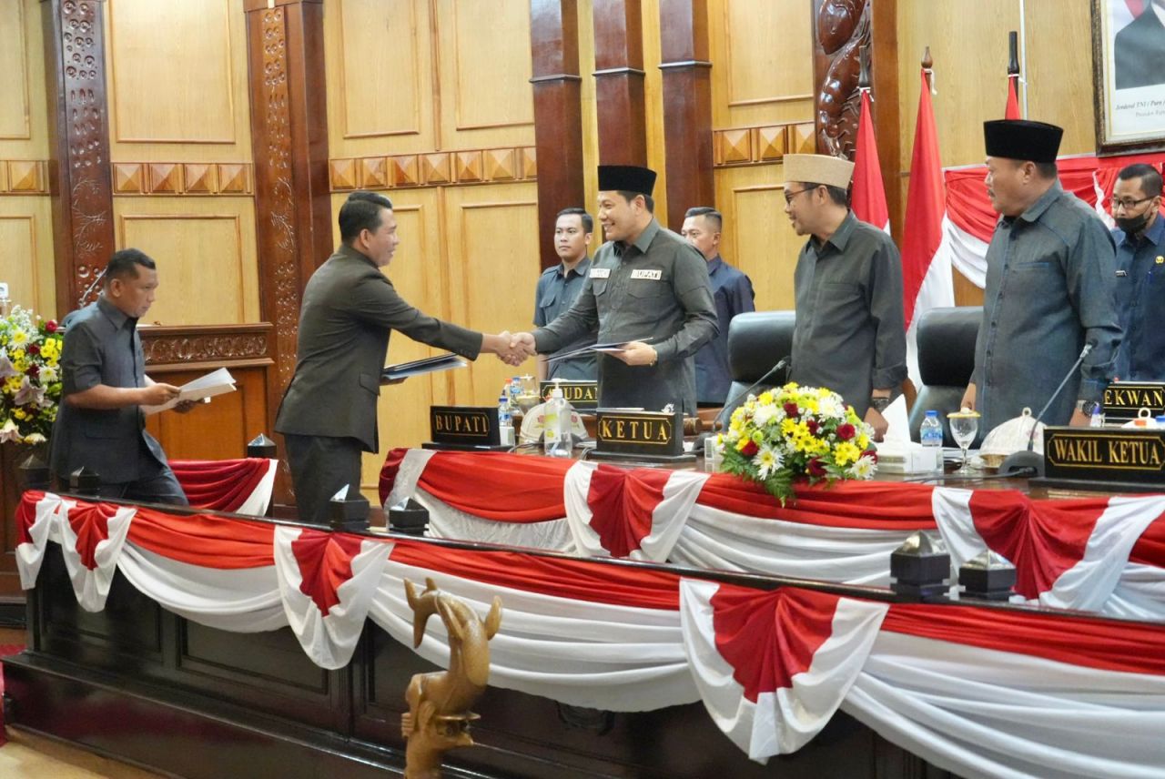 KRITISI - Ketua Fraksi Partai Demokrat - NasDem DPRD Sidoarjo, Muh Zakaria Dimas Pratama sekaligus jubir Fraksi membacakan Pandangan Umum Fraksi Demokrat - NasDem saat Paripurna di DPRD Sidoarjo, Sabtu (01/11/2025) kemarin.