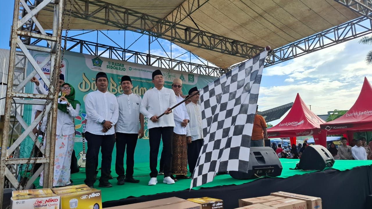 BERANGKATKAN - Bupati Sidoarjo Subandi memberangkatkan Mlaku Bareng Santri dan Festival UMKM 2025 dalam rangka memperingati Hari Santri Nasional (HSN) Tahun 2025 di GOR Sidoarjo, Minggu (02/11/2025).