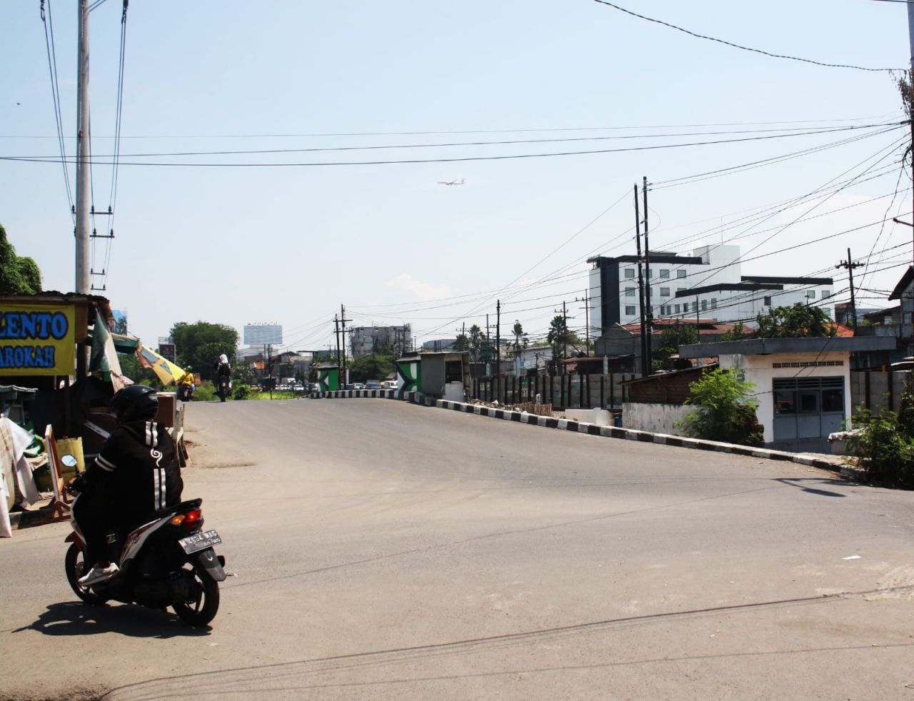 TARGET - Bupati Sidoarjo Subandi usai rapat pembahasan pembangunan Frontage Road untuk kawasan Desa Kedungrejo dan Desa/Kecamatan Waru sekaligus relokasi makam umum menargetkan proyek jalan pendamping itu selsai Tahun 2026 mendatang, Senin (03/11/ 2025).