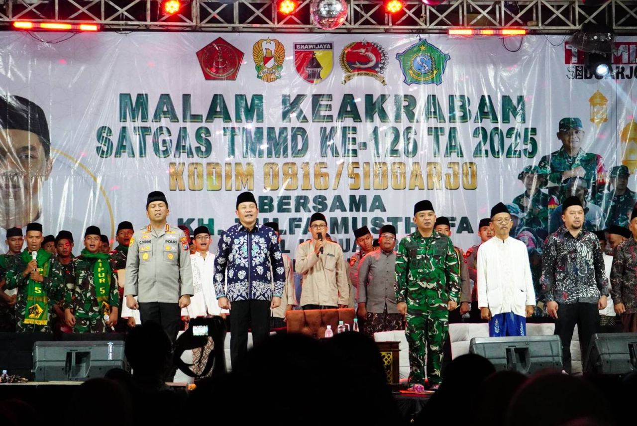 PENGAJIAN - Bupati Sidoarjo Subandi menghadiri acara Pengajian dan Malam Keakraban bersama Satgas TNI Manunggal Membangun Desa (TMMD) ke 126 TA 2025 di Desa Kedondong, Kecamatan Tulangan, Sidoarjo, Senin (03/11/2025) malam.
