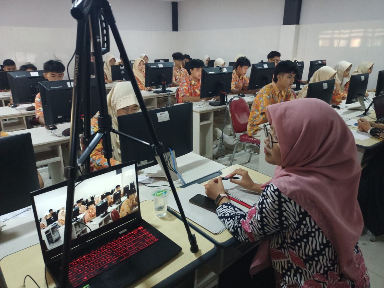 TKA - Sebanyak 199 siswa dan siswi kelas 12 SMA Muhammadiyah Taman (Smamita) Sidoarjo mengikuti pelaksanaan Tes Kemampuan Akademik (TKA) di ruang laboratorium komputer secara bergiliran dibagi dua gelombang, Selasa (04/11/2025).