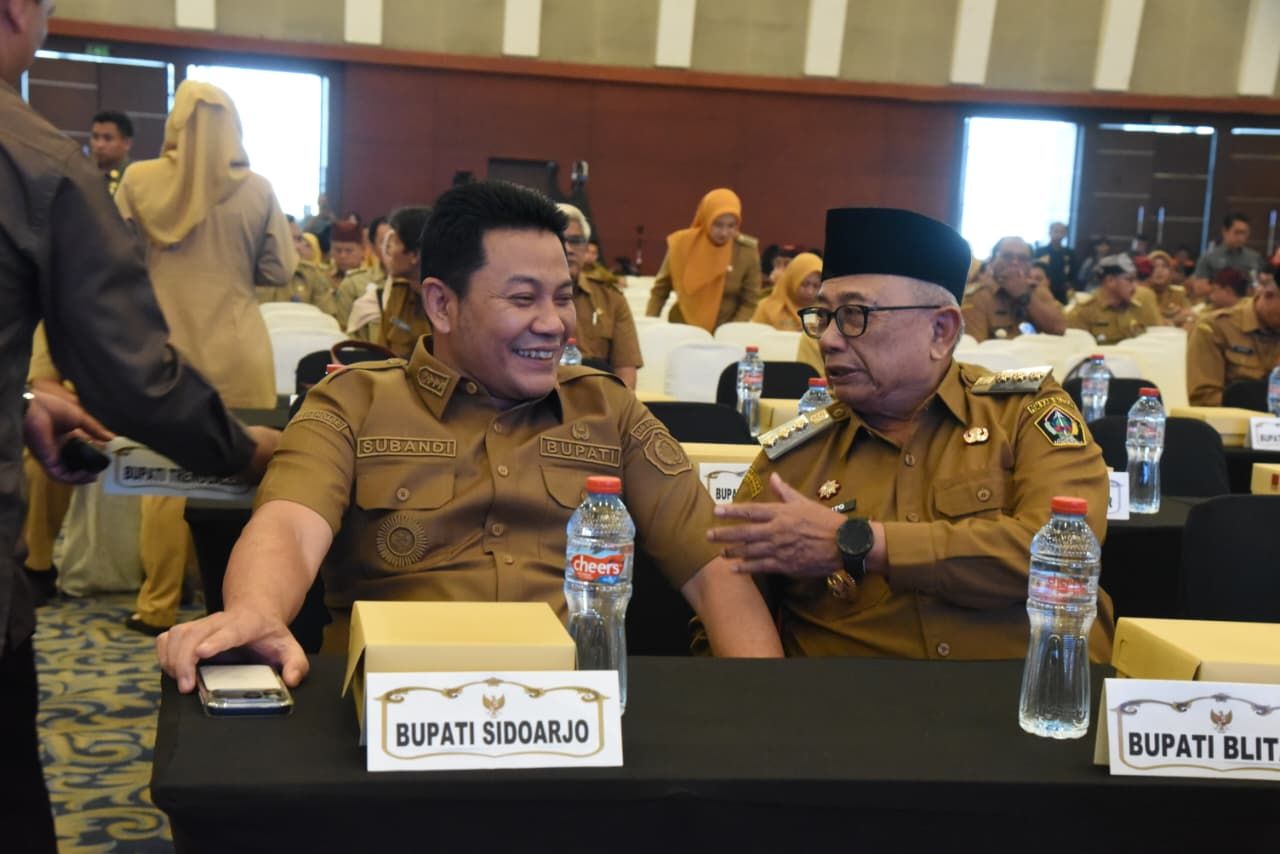RAKOR - Bupati Sidoarjo Subandi mengikuti Rakor bersama Gubernur Jatim Khofifah Indar Parawansa soal memperkuat sinergi lintas sektor antara Forkopimda dari tingkat provinsi hingga kecamatan di Grand City Convention and Exhibition Surabaya, Selasa (04/11/