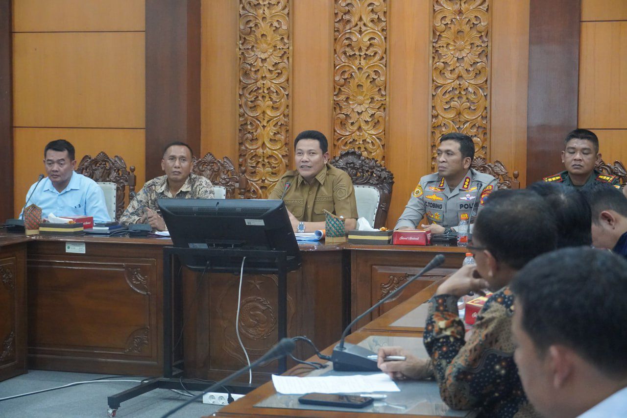 AUDIENSI - Bupati Sidoarjo Subandi mengikuti pertemuan seluruh pihak terkait polemik tembok batas kawasan Perumahan Mutiara Regency, Mutiara City dan Perumahan Mutiara Harum di perbatasan Desa Banjarbendo dan Desa Jati di ruang Ops Room Kantor Bupati, Sel