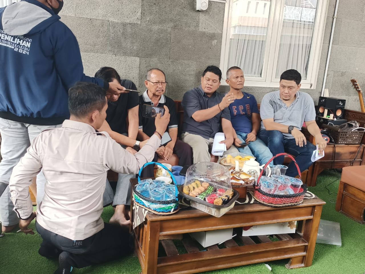 KAJIAN - Warga RW 16 Perumahan Mutiara Regency Desa Banjarbendo, Kecamatan Sidoarjo menyiapkan kajian hukum dan menolak pembongkaran tembok pembatas perumahan itu meski statusnya menjadi PSU yang dikelolah Pemkab Sidoarjo, Rabu (05/11/2025).