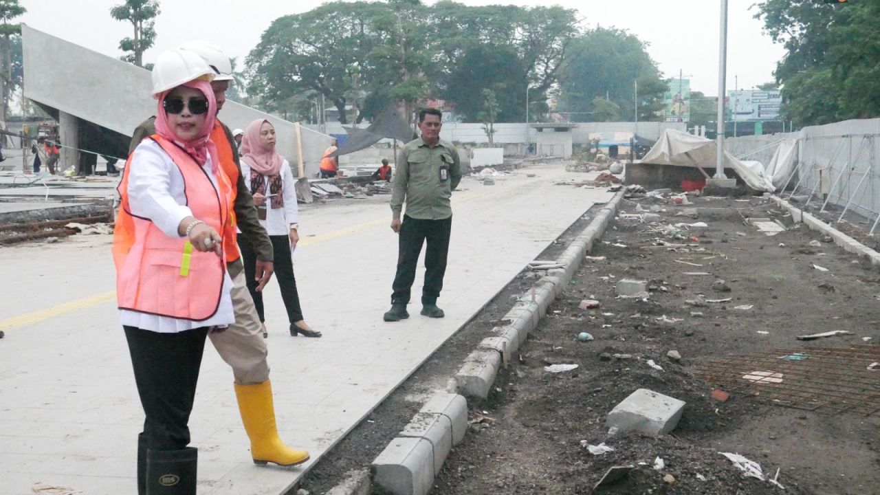SIDAK - Wabup Sidoarjo Mimik Idayana memberikan perhatian khusus terhadap proyek Revitalisasi Alun - Aun Sidoarjo dengan meninjau progres pengerjaan pekerjaan proyek itu, Rabu (05/11/2025) pagi.