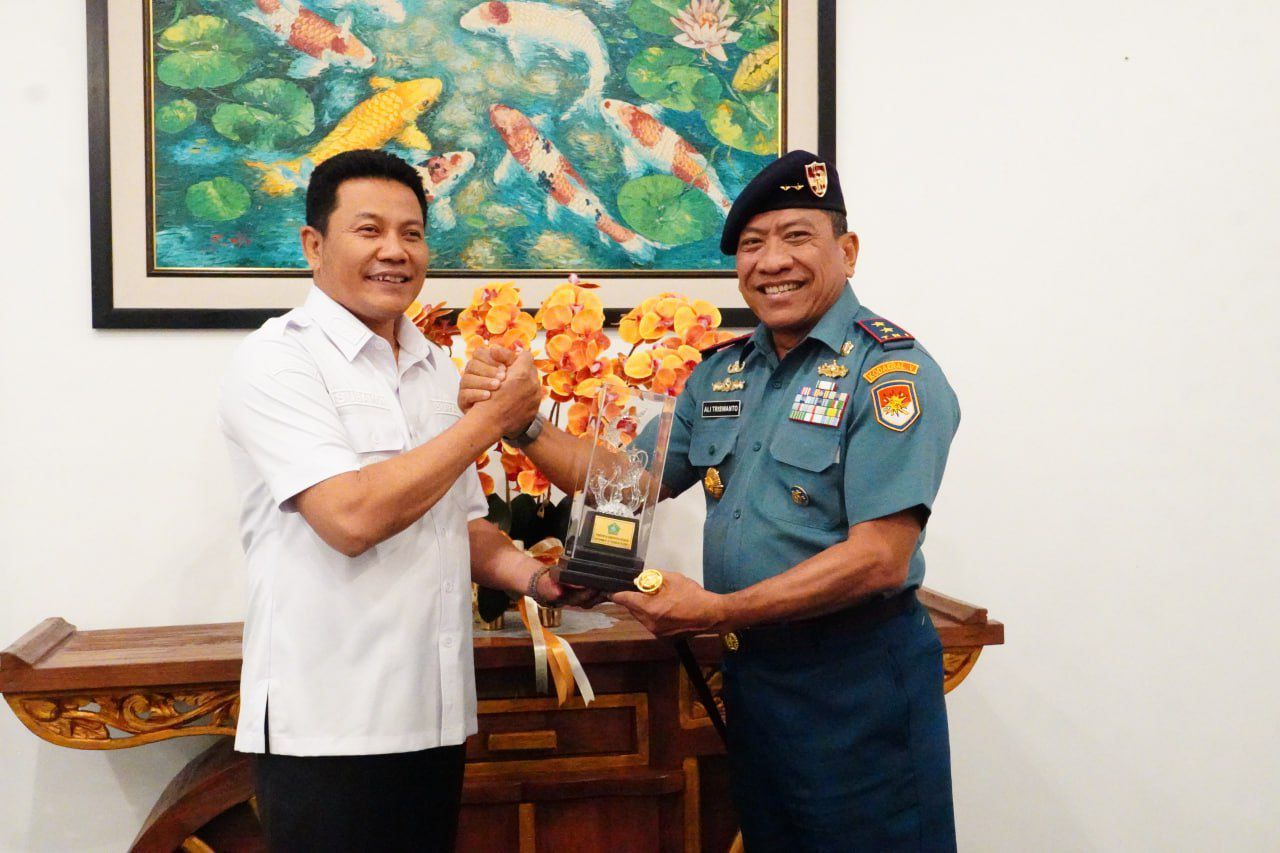 SINERGI - Bupati Sidoarjo, Subandi menerima Courtesy Call (CC) atau Kunjungan Komandan Komando Daerah TNI AL Laksda TNI Ali Triswanto di Pendopo Delta Wibawa Sidoarjo, Rabu (05/11/2025).