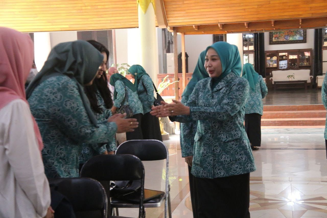 BEKALI - Ketua TP PKK Kabupaten Sidoarjo Sriatun Subandi saat kegiatan Implementasi Program Generasi Berencana (Genre) dalam Rangka Pencegahan Stunting, AKI dan AKB di Pendopo Delta Wibawa, Rabu (05/11/25).