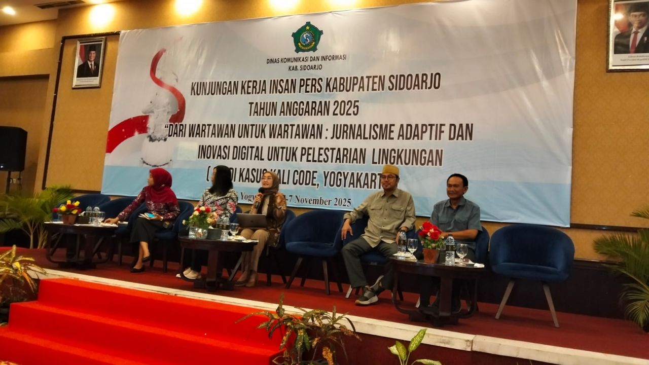 KAPASITAS - Sebanyak 152 wartawan Sidoarjo diajak Kunjungan Kerja (Kunker) ke Yogyakarta selama tiga hari bersama Dinas Komunikasi dan Informasi (Kominfo) Pemkab Sidoarjo untuk penguatan kapasitas dan belajar di Kali Conde, Jumat (07/11/2025).