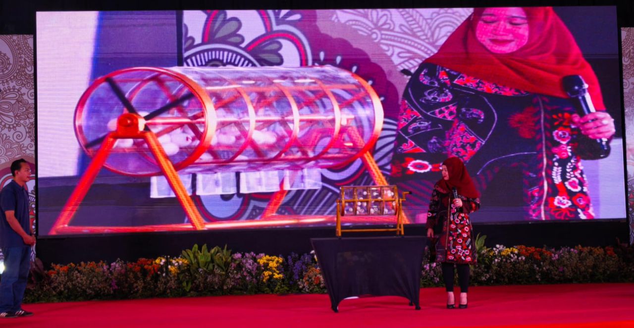 UNDI - Direktur Utama (Dirut) BPR Delta Artha Perseroda Sidoarjo Sofia Nurkrisnajati Atmaja saat mengundi hadiah bagi nasabah Tammasda di Pendopo Delta Wibawa Sidoarjo, Sabtu (08/11/2025) malam.