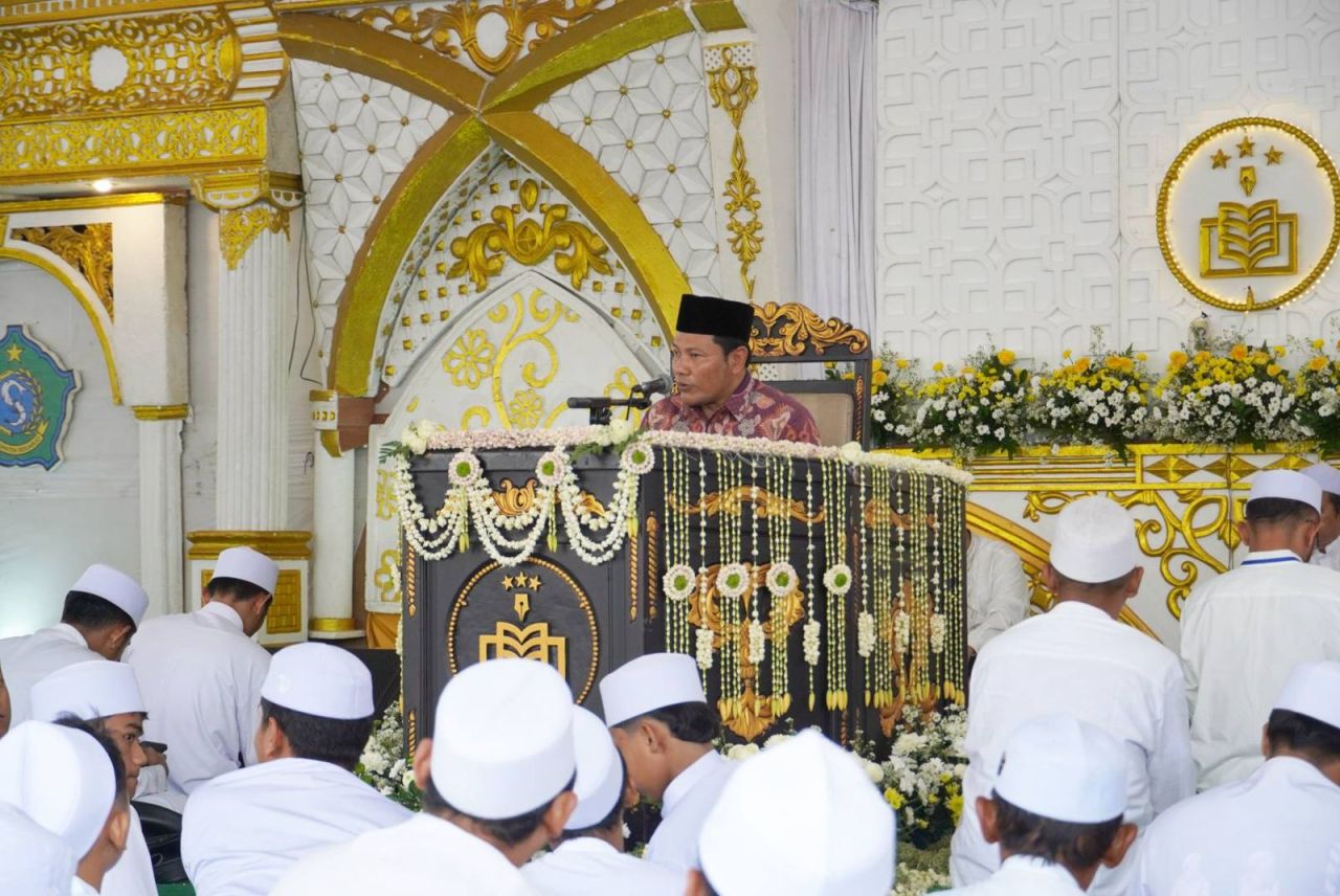 HAUL - Bupati Sidoarjo Subandi mengikuti Haul Akbar Sidoarjo yang diselenggarakan Majelis Al Khidmah Sidoarjo di Masjid Agung Sidoarjo dan dihadiri ribuan jamaah dari berbagai wilayah, Minggu (09/11/2025).