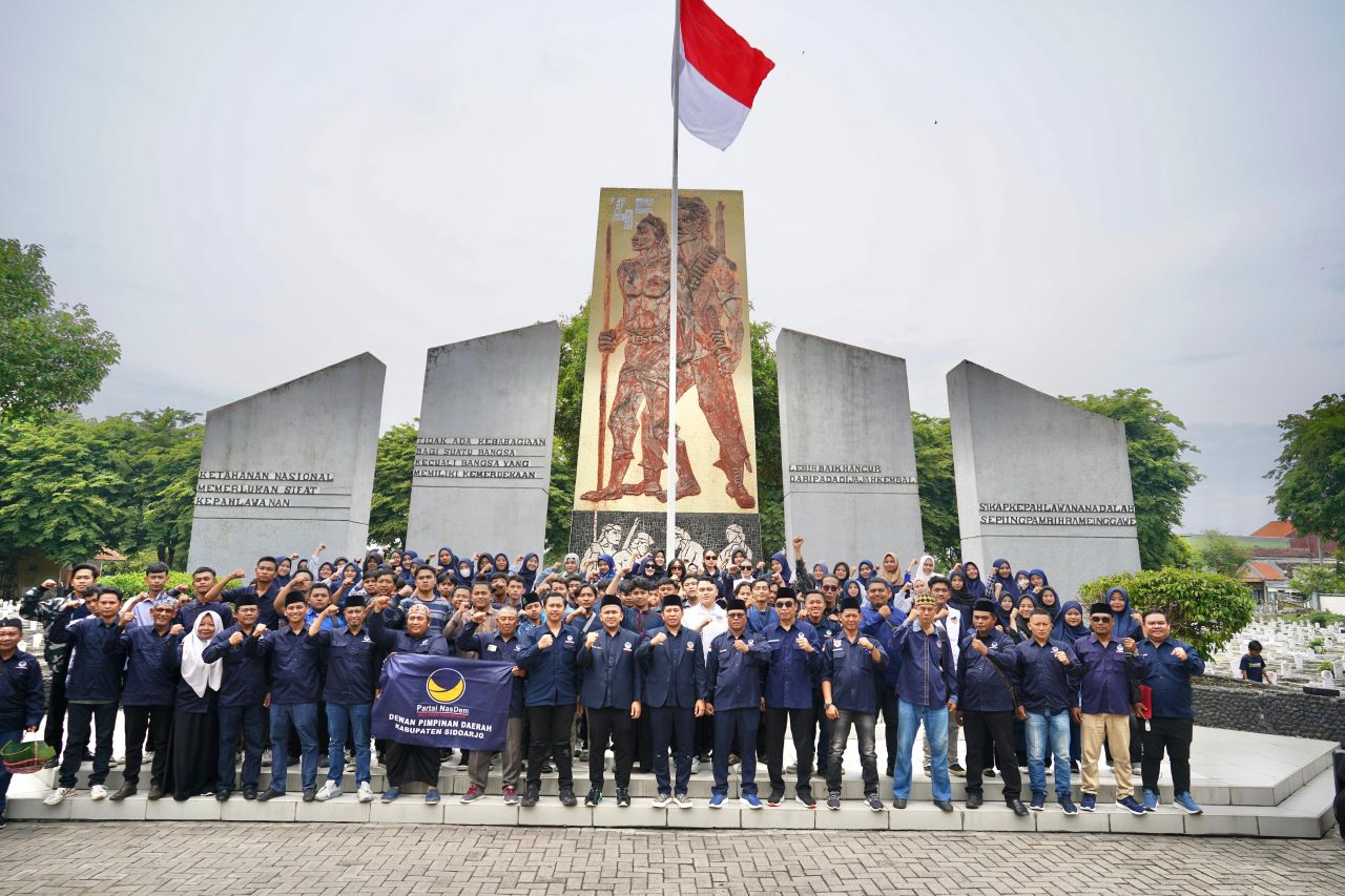 ZIARAH - Ketua DPD Partai NasDem Kabupaten Sidoarjo Muh Zakaria Dimas Pratama menggelar ziarah ke Taman Makam Pahlawan (TMP) dan wisata religi Makam Aulia Sono Sidoarjo bersamaan Hari Pahlawan, Minggu (10/11/2025).