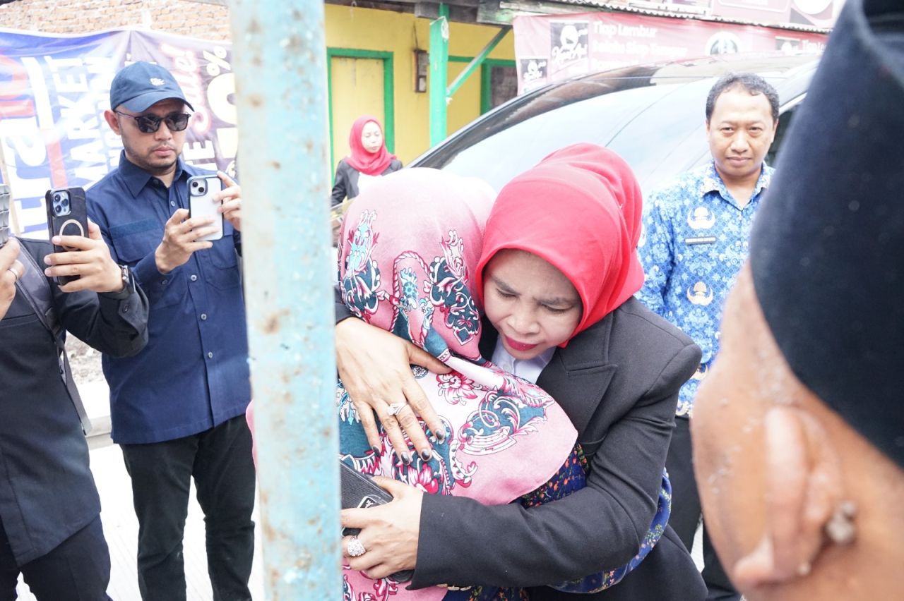 TAKZIAH - Wabup Sidoarjo Mimik Idayana bertakziah dan memberikan dukungan moril kepada keluarga korban laka air di Sungai Sidokare, Kecamatan Sidoarjo di Desa Tambakrejo, Kecamatan Waru, Sidoarjo, Senin (10/11/2025).