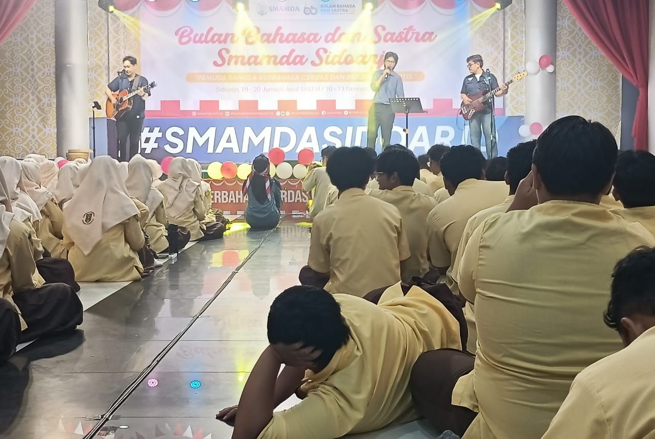 PERTUNJUKKAN SENI - Ribuan siswa dan siswi SMA Muhammadiyah 2 (Smamda) Sidoarjo memperingati bulan bahasa dan Hari Pahlawan dengan berbagai lomba dan pertunjukkan seni di Audorium AR Fakhruddin Smamda Sidoarjo, Selasa (11/11/2025).