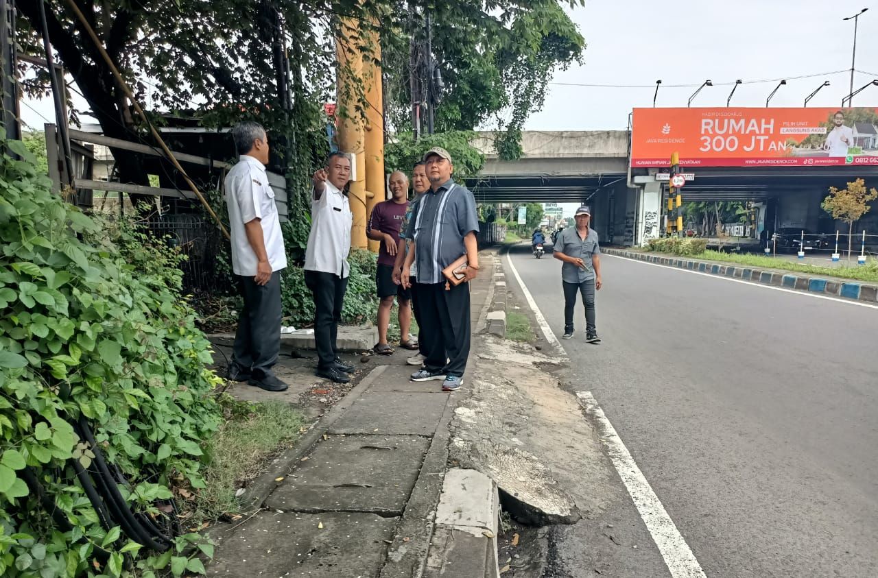 SIDAK - Wakil Ketua Komisi C DPRD Sidoarjo Anang Siswadoko dan anggotanya M Nizar didampingi para pejabat Dinas PUBM dan SDA Pemkab Sidoarjo sidak penyebab langganan banjir di depan Lippo Plaza dan dibawah Tol Sidoarjo, Rabu (12/11/2025).